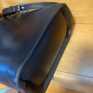 Black Messenger Bag with Structured Design and Quality Craftsmanship